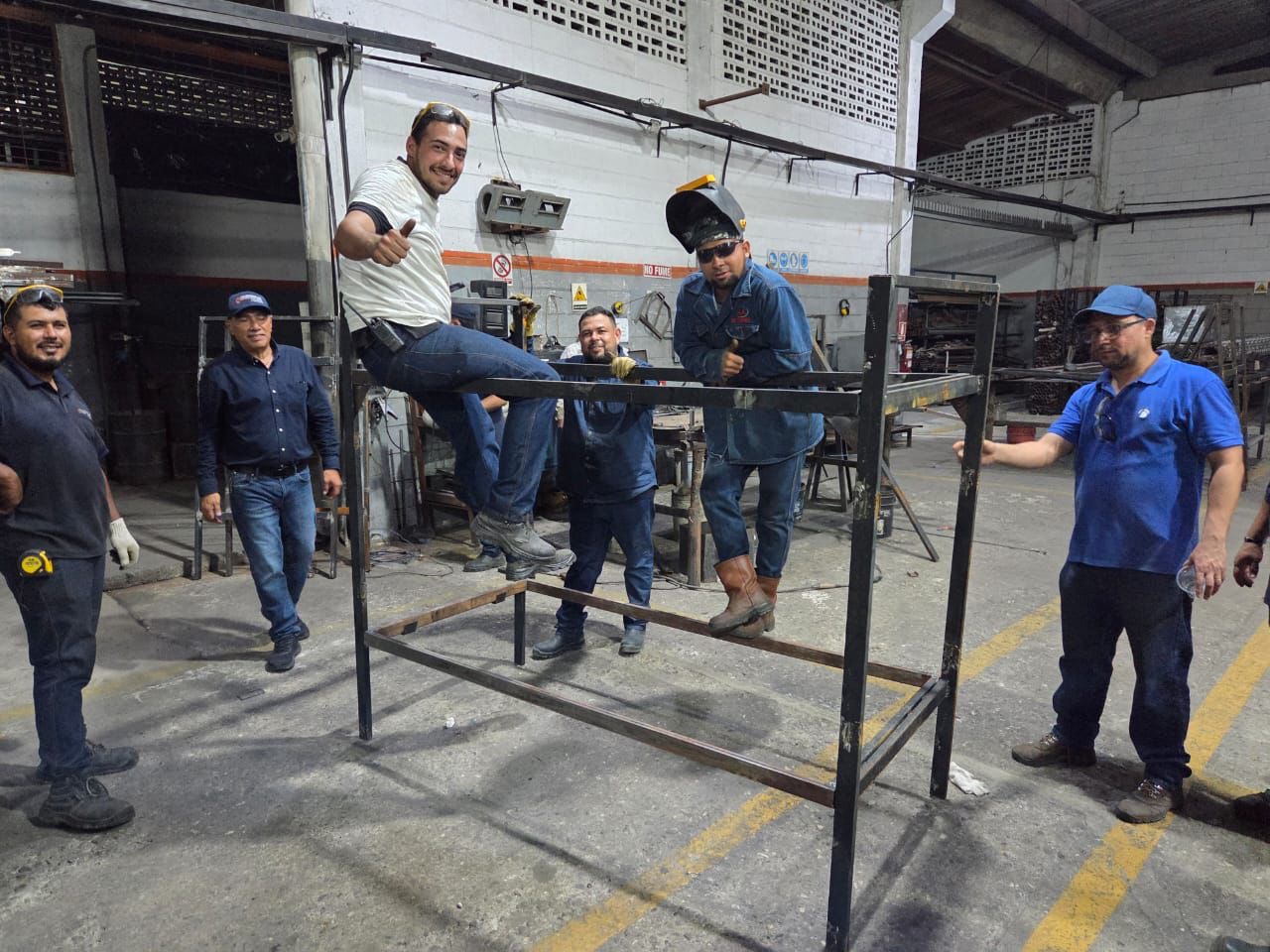 Equipo del taller con la primera litera fabricada en Venezuela